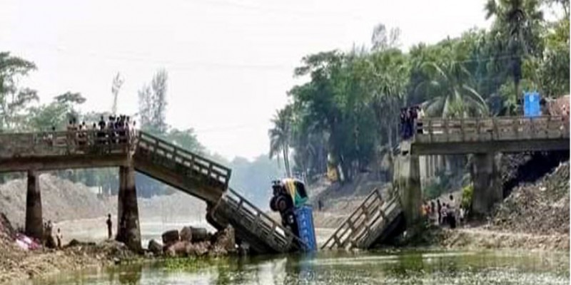 বেগমগঞ্জে গাড়িসহ ব্রিজ খালে।। আহত ২
