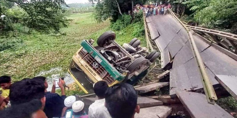 কুমিল্লার মুরাদনগরে বেইলি ব্রিজ ভেঙে ট্রাক-অটোরিকশা খাদে।। আহত ৬
