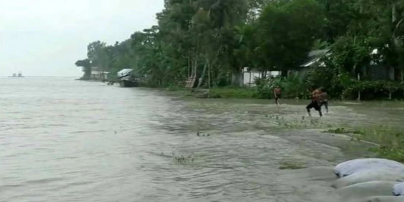 ৫ নদীর পানি বিপৎসীমার ওপর দিয়ে প্রবাহিত।।