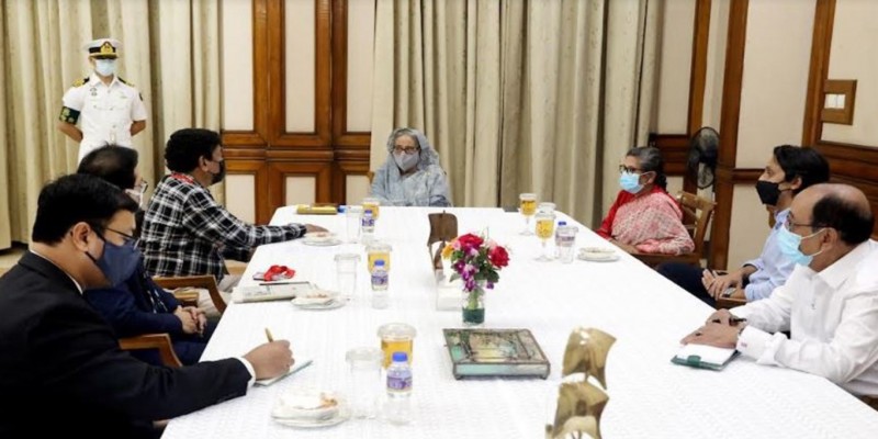 প্রধানমন্ত্রীর সঙ্গে ভারতীয় চলচ্চিত্রকার গৌতম ঘোষ ও সত্যম রায়ের সাক্ষাৎ।।