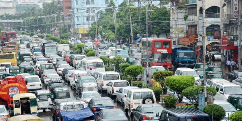 বিজয় সরণিতে কাভার্ডভ্যান উল্টে ঢাকা অচল।।