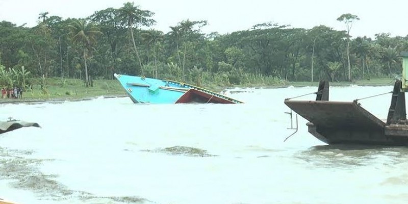 ভোলার মেঘনায় ঝড়ের কবলে পড়ে বালুবাহী বাল্কহেড ডুবি।।