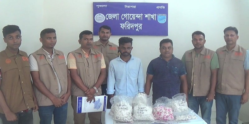 ফরিদপুরে ৪২ কেজি রুপাসহ দুই যুবক আটক।।