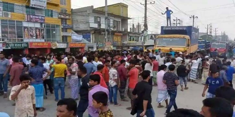 না.গঞ্জে অটোরিকশা চালাতে না দেওয়ায় সড়ক অবরোধ।।