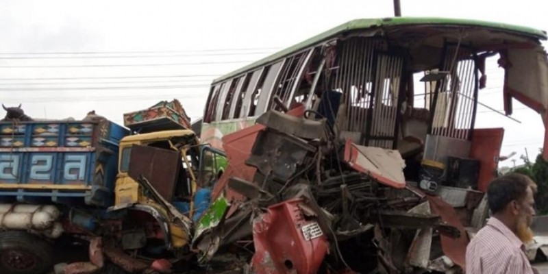 সাভারে বাস-ট্রাক সংঘর্ষে নারীসহ নিহত ৩।।