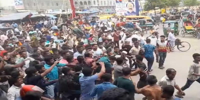 মোটরসাইকেল চালককে পুলিশ বক্সে নেওয়ায় হামলা।।আহত ৩