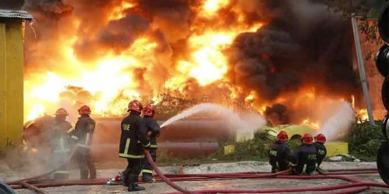 পোস্তগোলায় চিপসের কারখানায় আগুন।। নিয়ন্ত্রণে কাজ করছে ৬ ইউনিট