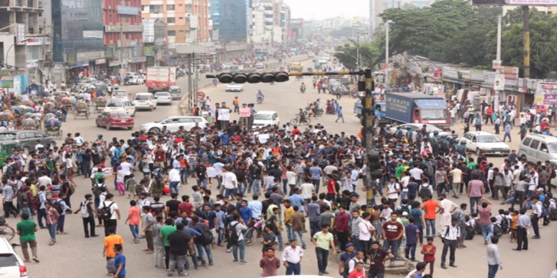 এনার চাপায় মাইলস্টোন ছাত্র আহত।। উত্তরায় সড়ক অবরোধ