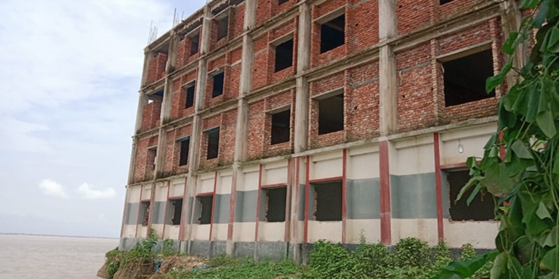 পদ্মায় মুহূর্তেই বিলীন চারতলা স্কুল ভবন।।