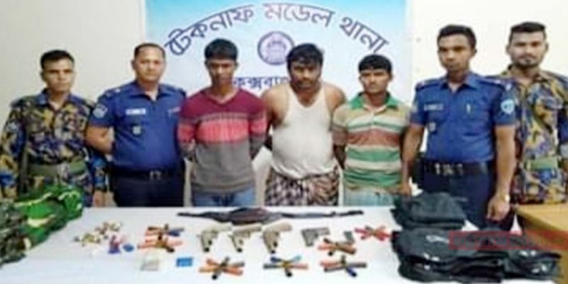 টেকনাফে ৬ অস্ত্রসহ ৩ ডাকাত আটক।।
