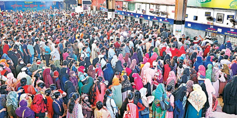 কমলাপুরে রাতেও টিকিট প্রত্যাশীদের ব্যাপক ভিড়।।