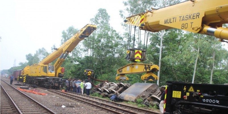 ব্রাহ্মণবাড়িয়ায় দুর্ঘটনা কবলিত ট্রেন উদ্ধারে কাজ চলছে।।