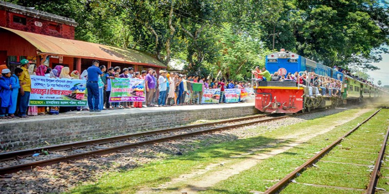 গাইবান্ধায় দোলনচাঁপা ট্রেনের যাত্রা বিরতির দাবিতে মানববন্ধন।।