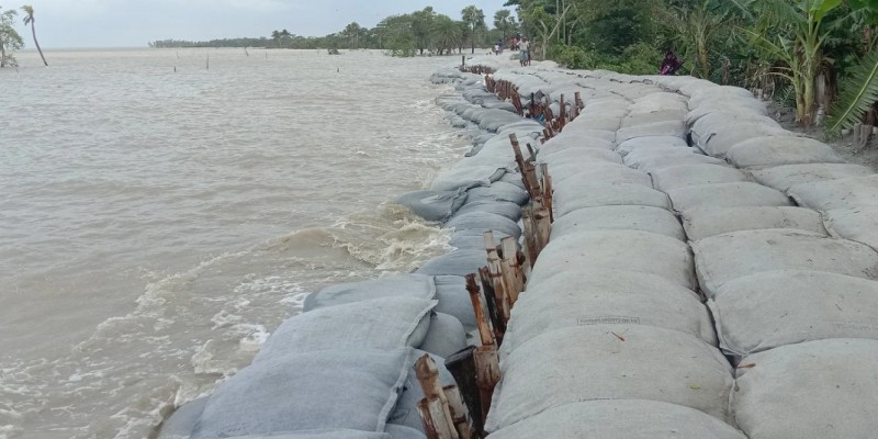 কয়রায় বেড়িবাঁধ ভাঙন।।আতঙ্কে ১৪ গ্রামের মানুষ
