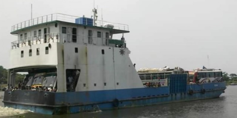 মেঘনার চরে আটকা ফেরি কনকচাঁপা উদ্ধার ।।