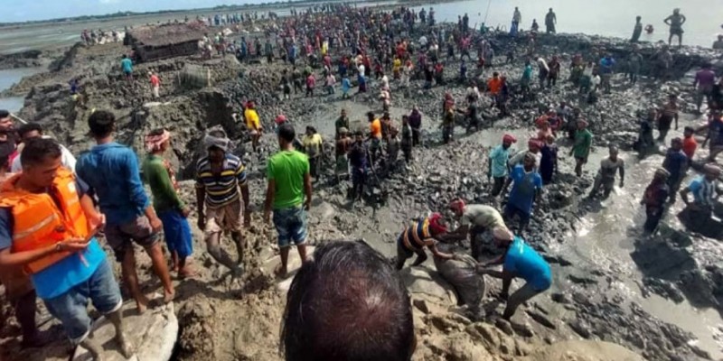 কয়রায় ভেঙে যাওয়া বাঁধ মেরামত করলেন হাজারও মানুষ।।