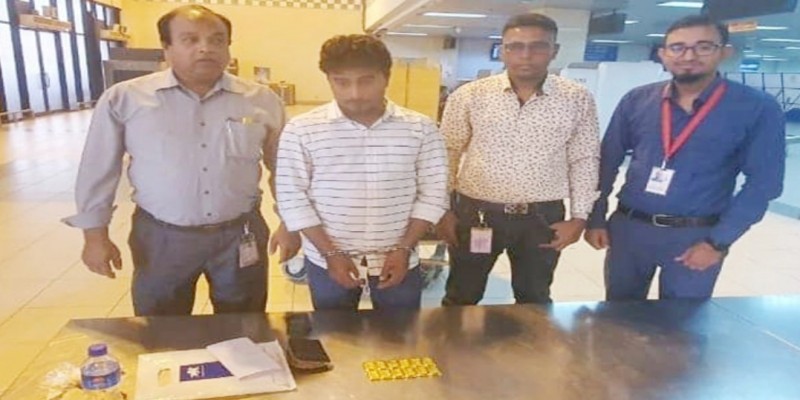 শাহ আমানতে সোয়া ১ কেজি স্বর্ণসহ যাত্রী আটক ।।