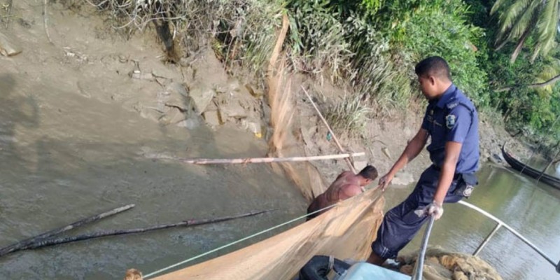 হালদা  নদীতে জব্দ ২০ হাজার মিটার জাল পোড়ানো হলো।।