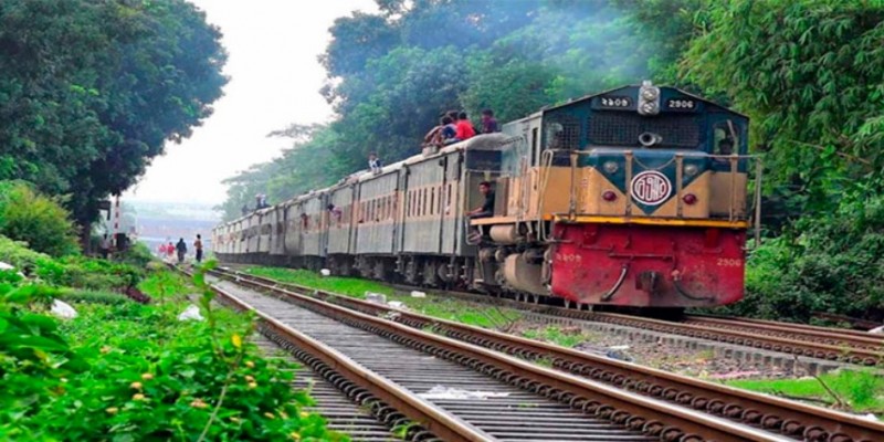 মুখোমুখি সংঘর্ষ থেকে রক্ষা পেল দুই ট্রেন।।