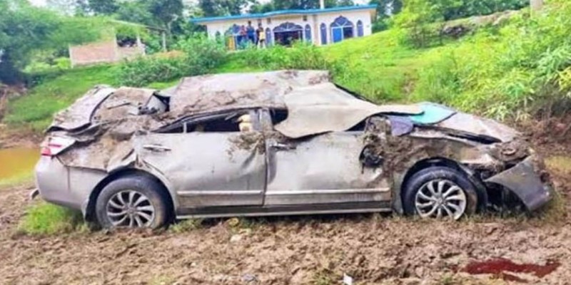 বেড়াতে যাওয়ার সময় প্রাইভেটকার দুর্ঘটনা।। বাবা-মেয়ের মৃত্যু 