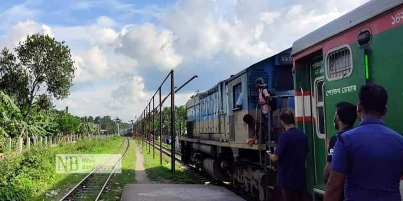 এক লাইনে মুখোমুখি ২ ট্রেন।।বরখাস্ত ২