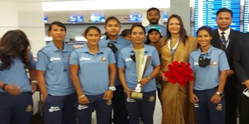 দুবাইয়ে এয়ারপোর্টে নারী ক্রিকেটারদের সংবর্ধনা দিল বিমান।।