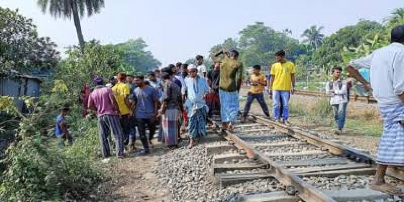 গাজীপুরে ট্রেনের ধাক্কায় দুমড়ে-মুচড়ে গেল লরি।।