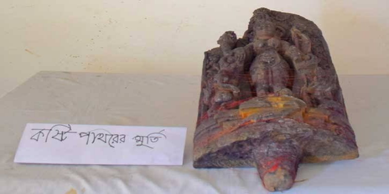 পুঠিয়ায় কষ্টি পাথরের মূর্তিসহ আটক ২।।