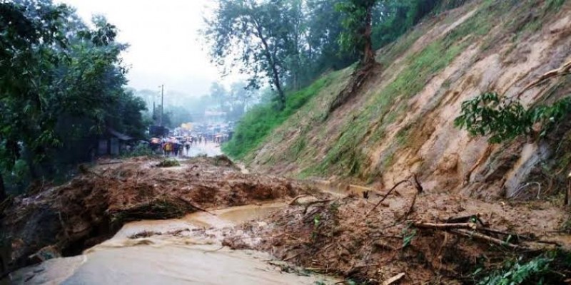 টানা ভারী বৃষ্টিতে রাঙামাটি-চট্টগ্রাম সড়কে পাহাড় ধস