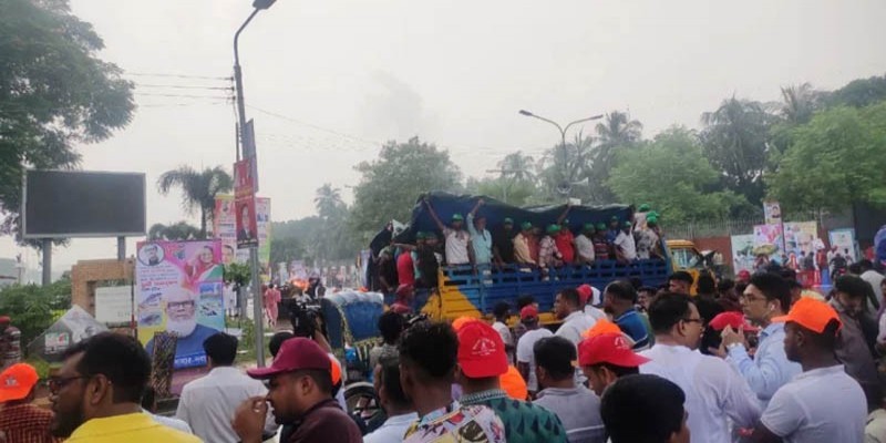বৃষ্টি উপেক্ষা করেই রাজধানীতে আওয়ামী লীগের সুধী সমাবেশে লাখো মানুষের ঢল॥