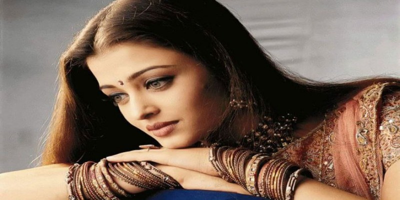 দীপাবলিতে মেয়ে আরাধ্যাকে নিয়ে মুম্বাই ছাড়েন ঐশ্বরিয়া