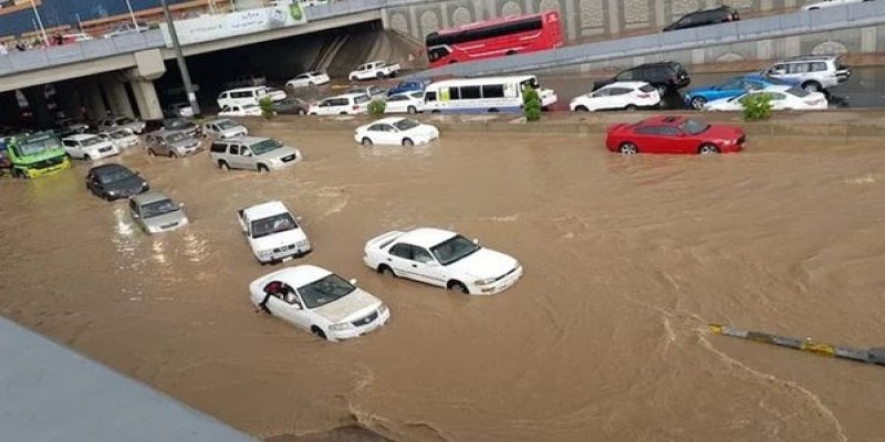 সৌদি আরবের উত্তরাঞ্চলে ভারী বৃষ্টিপাতে সৃষ্টি হচ্ছে বন্যা॥