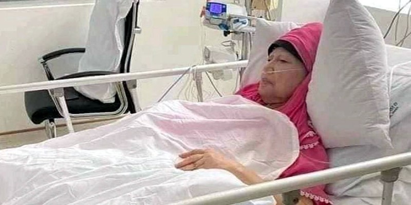 খালেদা জিয়ার বিদেশে চিকিৎসার দাবি জানিয়েছেন সরকারের ১৬৬ সাবেক আমলা॥
