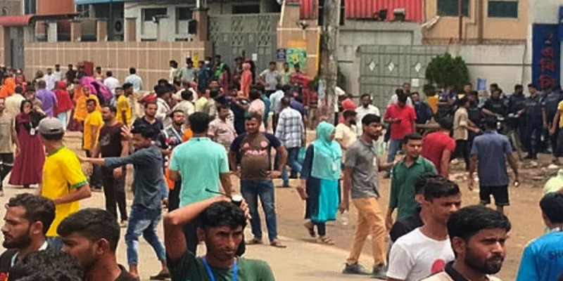 শ্রমিক অসন্তোষে আশুলিয়ায় বন্ধ অর্ধশতাধিক পোশাক কারখানা॥