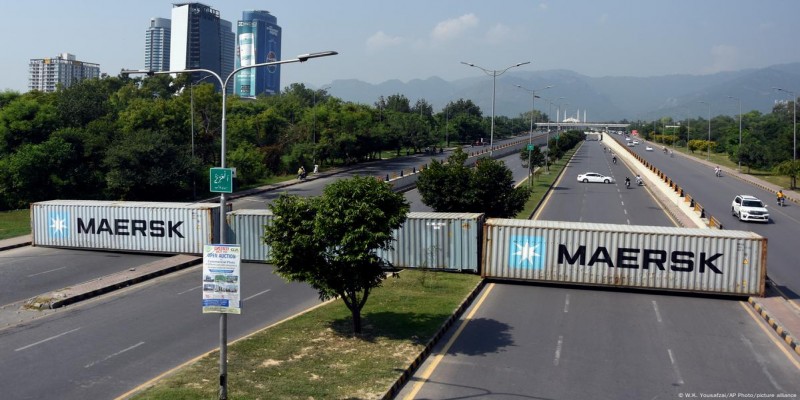 ইমরান খানের মুক্তির দাবীতে পিটিআইয়ের ডাকা বিক্ষোভ সামলাতে ইসলামাবাদে লকডাউন॥