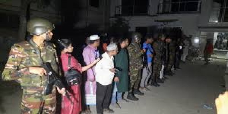 যৌথবাহিনীর অভিযানে টাঙ্গাইলে দখলমুক্ত হলো সাবেক এমপির বাসা॥