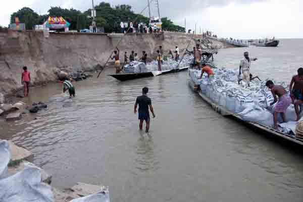 সিরাজগঞ্জের শত কোটি টাকায় নির্মাণাধীন বাঁধে ফের ধস।। শঙ্কিত মানুষ