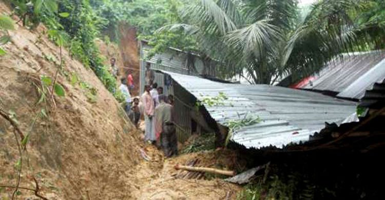 কক্সবাজারে পাহাড়ধসে ২শিশু সহ নিহত ৪।।