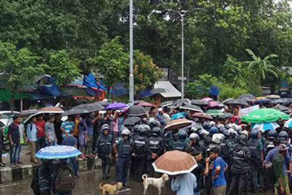 শাহবাগে শিক্ষার্থীদের অবস্থান কর্মসূচিতে পুলিশের সাথে সংঘর্ষ,আহত ৩।।      