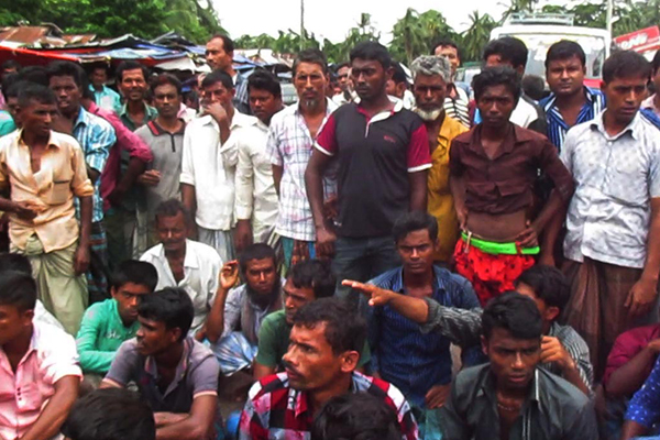 লক্ষ্মীপুরে পুলিশের চাঁদাবাজির প্রতিবাদে শ্রমিকদের বিক্ষোভ ও সড়ক অবরোধ ।।