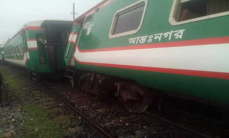 ব্রাহ্মণবাড়িয়ায় তূর্ণা এক্সপ্রেস ট্রেনের ইঞ্জিনসহ তিনটি বগি লাইনচ্যুত।।   