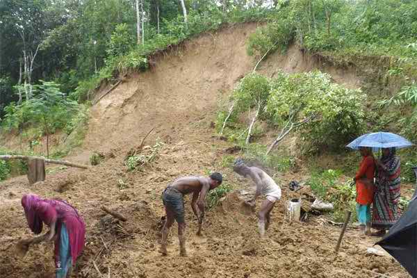 লামায় অর্ধশত স্থানে পাহাড় ধসঃ বিচ্ছিন্ন সড়ক যোগাযোগ ব্যবস্থা।।