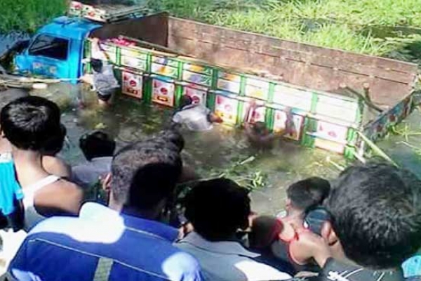 নওগাঁর মান্দায় বাঁশবোঝাই ট্রাক উল্টে নিহত ৬ শ্রমিক