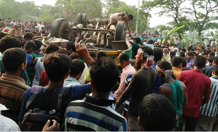 নারায়ণগঞ্জের সোনারগাঁওয়ে লরির ধাক্কায় বাস উল্টে নিহত ৯ জন।