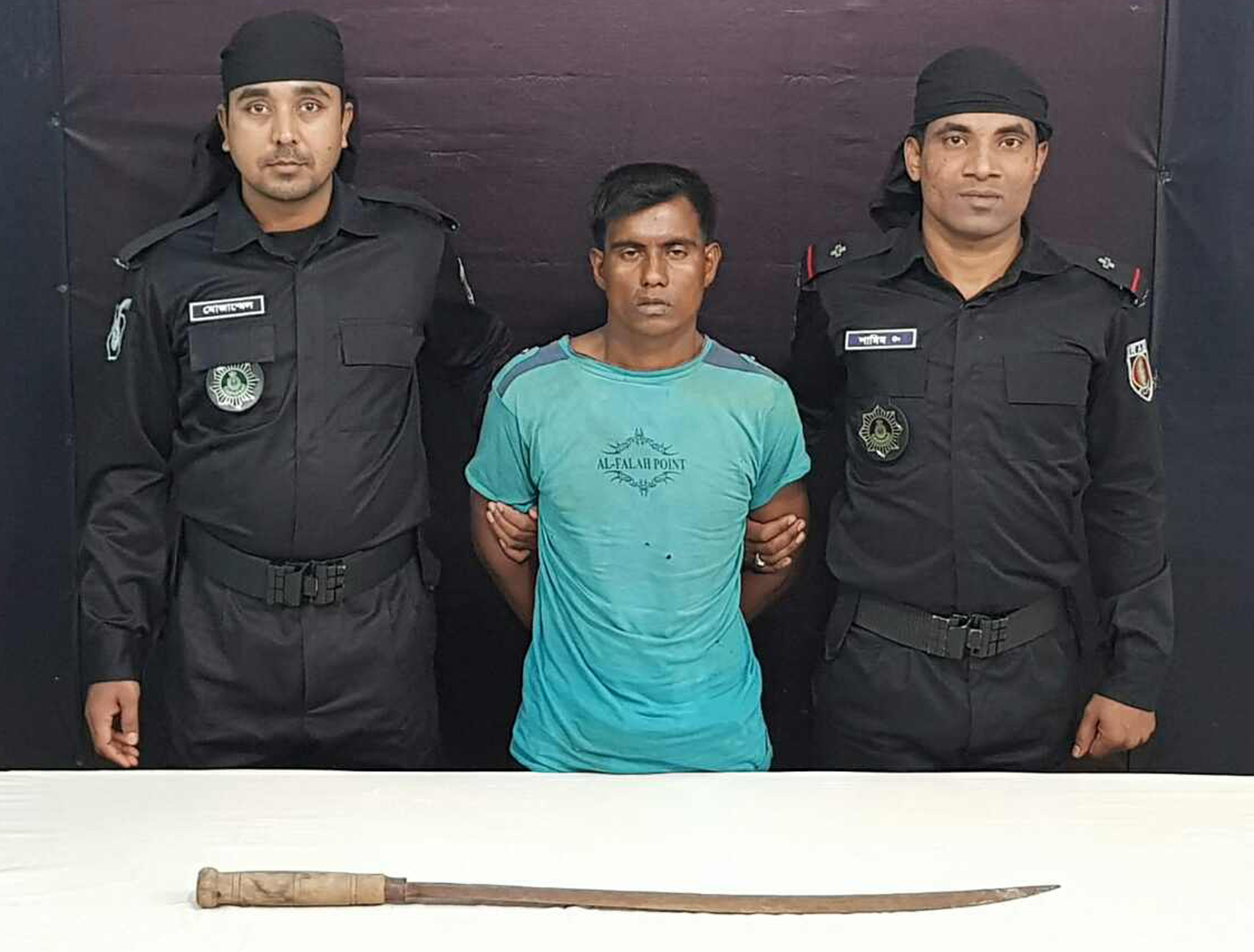 কক্সবাজারের উখিয়ায় অস্ত্রসহ এক রোহিঙ্গা গ্রেপ্তার।।