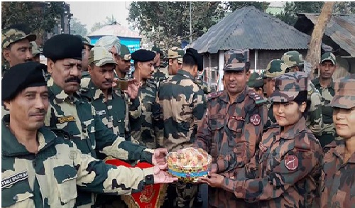 ভারতের প্রজাতন্ত্র দিবসের শুভেচ্ছা জানিয়ে হিলি সীমান্তে বিজিবিকে বিএসএফের মিষ্টি উপহার   