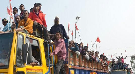 খুলনায় পাটকল শ্রমিকদের লাল পতাকা মিছিল।      