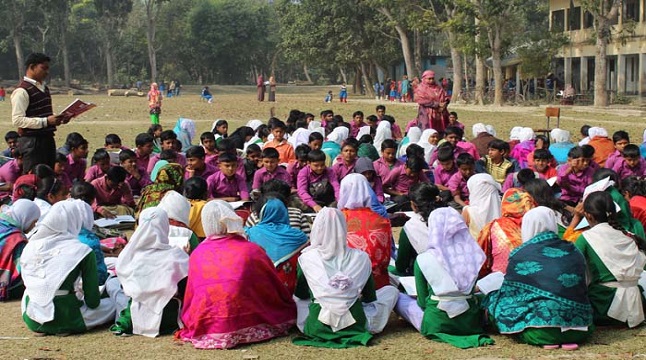 নড়াইলের আলোকদিয়া মাধ্যমিক বিদ্যালয়ের ঝুঁকিপূণ ভবনে পাঠদান