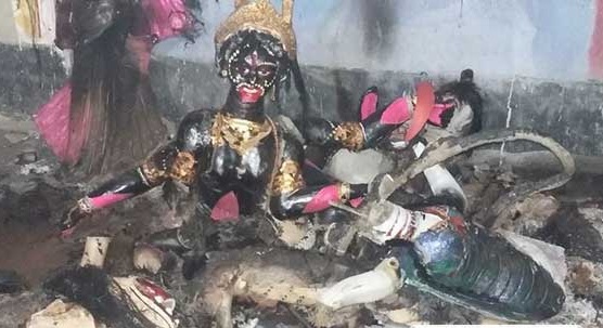 নোয়াখালীর সেনবাগে কালী মন্দিরে হামলা ও অগ্নিসংযোগ করেছে দুর্বৃত্তরা।   