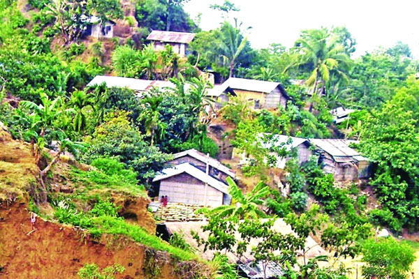 পাহাড়ে বসবাসরতদের সরে যেতে ডিসির অনুরোধ।।
